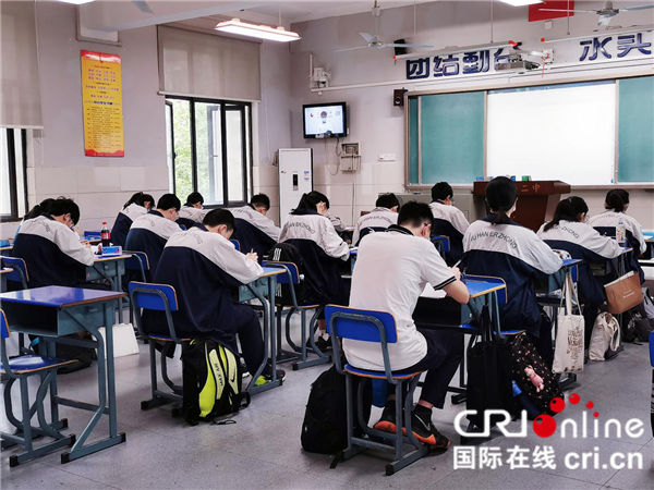 【湖北】高三复学首日 武汉二中学子整装再出发