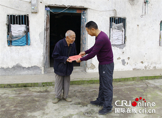 已过审【区县联动】【万盛】万盛青年镇：真情帮扶 心系大爱【区县联动 列表】“感恩万盛 三走进”活动走进万盛青年镇