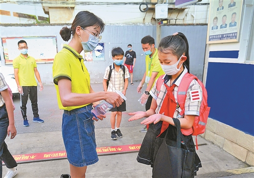 南宁市中小学迎来第二批错时返校复学 别样的重逢 别样的课堂