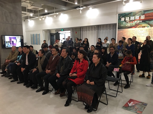 【文化 标题摘要】 满开慧回家乡重庆办展 炫丽的丝网版画精彩亮相