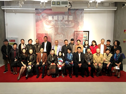 【文化 标题摘要】 满开慧回家乡重庆办展 炫丽的丝网版画精彩亮相