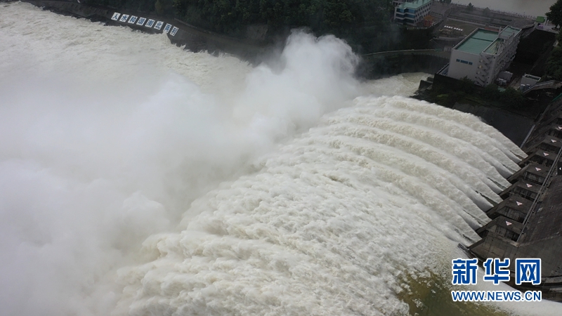 汉江秋季洪峰来势汹汹 航拍丹江口水库大坝泄洪