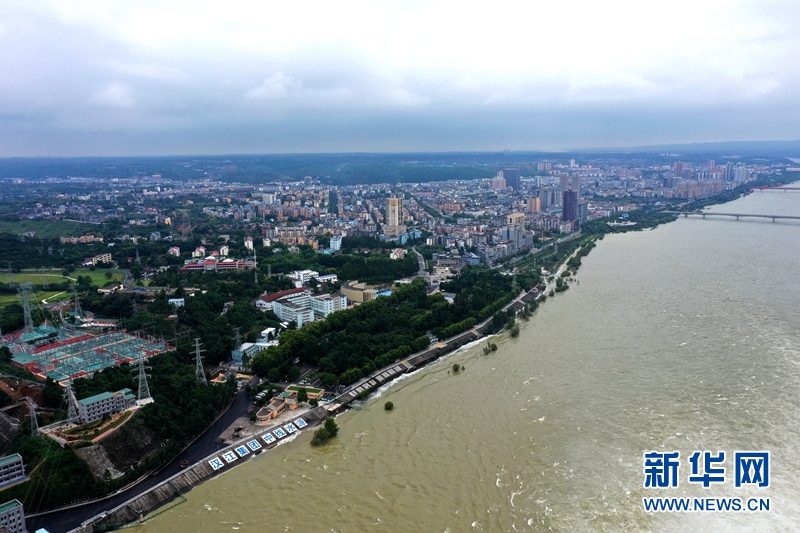 汉江秋季洪峰来势汹汹 航拍丹江口水库大坝泄洪