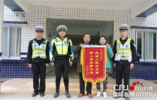 已过审【社会民生】男子病情危急半路拦车 云阳县民警及时救助