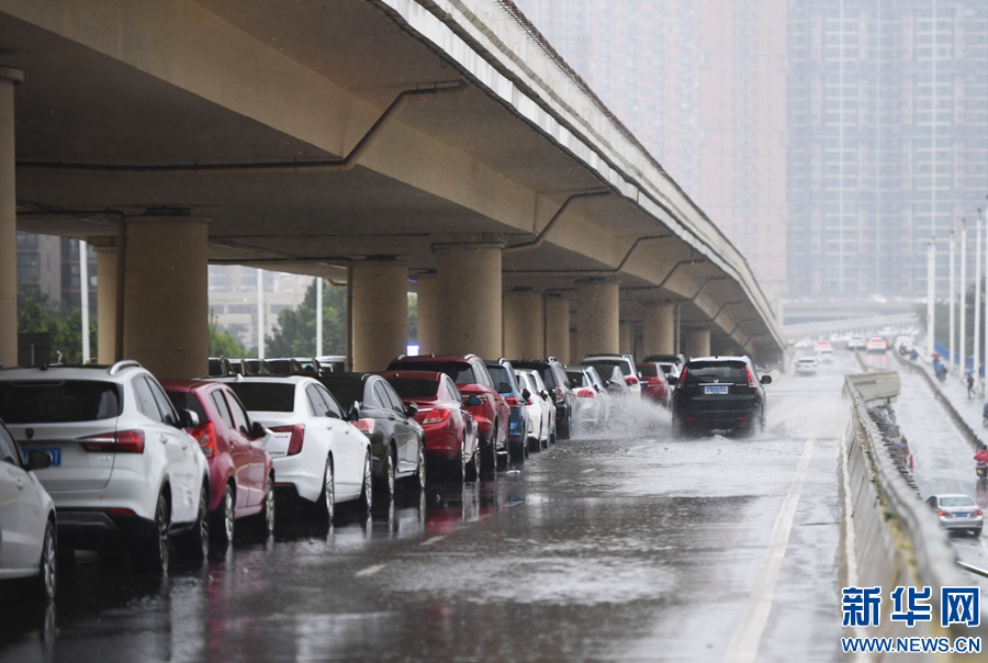 郑州发布暴雨红色预警