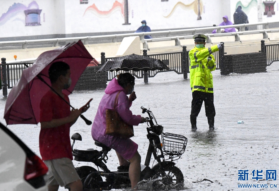 郑州发布暴雨红色预警