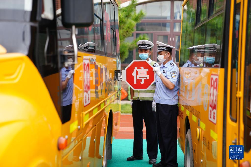 河北邢台：校车“体检”迎开学