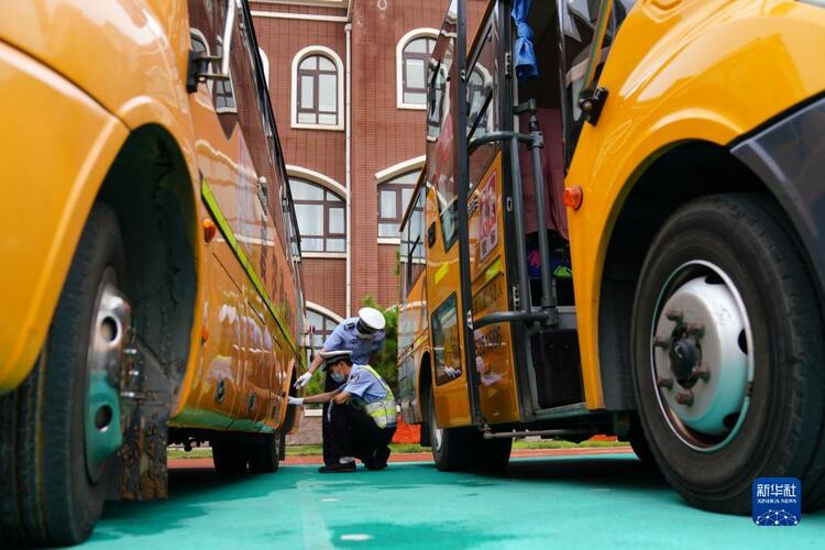 河北邢台：校车“体检”迎开学