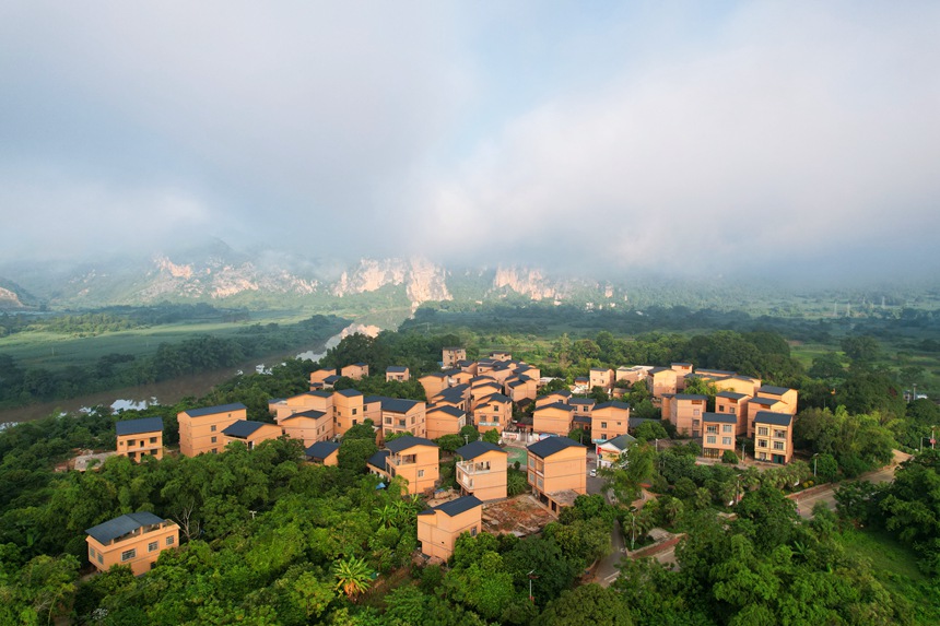 广西：明江两岸风光好 花山大地更妖娆