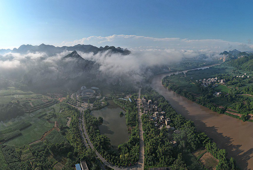 广西：明江两岸风光好 花山大地更妖娆