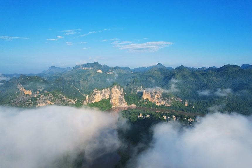 广西：明江两岸风光好 花山大地更妖娆