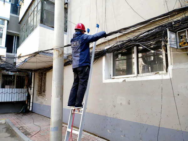 沈阳市铁西区整治“城市蜘蛛网”