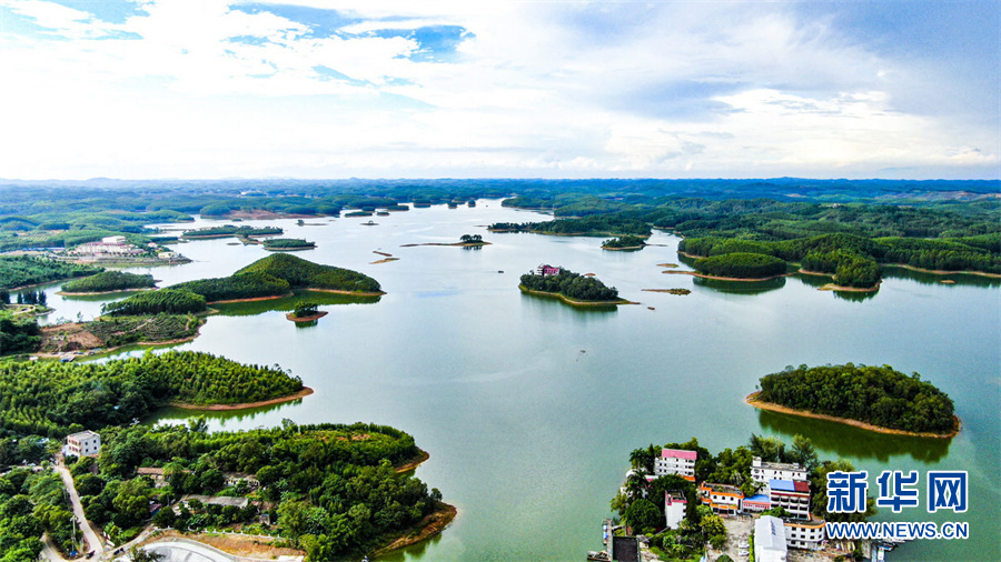 广西合浦：岛屿如星嵌碧湖