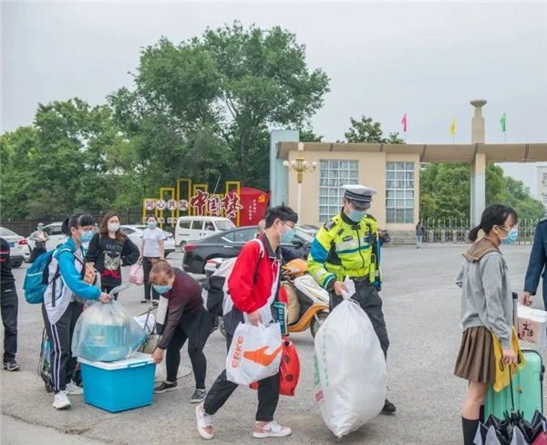 OK【湖北】京山公安“硬核”护学 3232名高三学子顺利复课