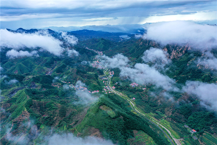 河北迁西：雨后山村美