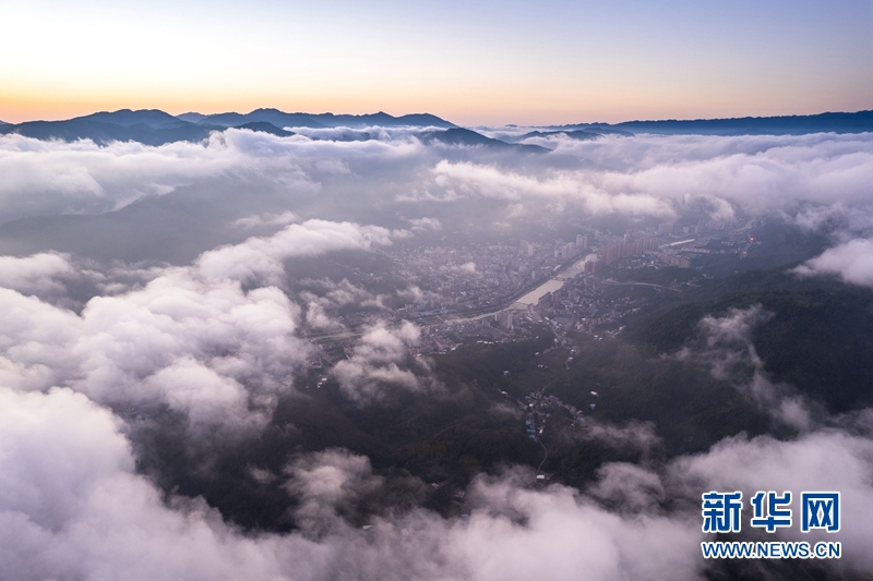 云海瞰荆山 水墨山城入画来