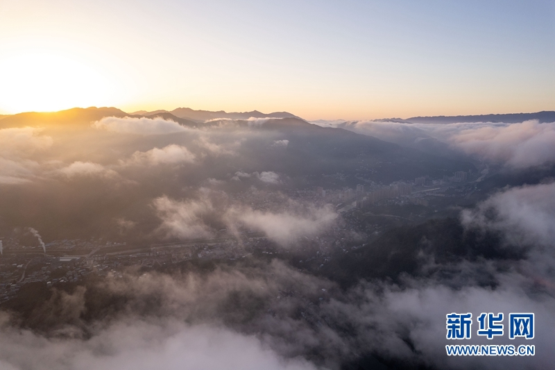 云海瞰荆山 水墨山城入画来