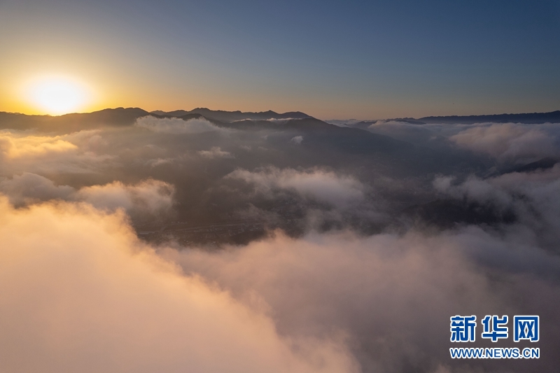 云海瞰荆山 水墨山城入画来