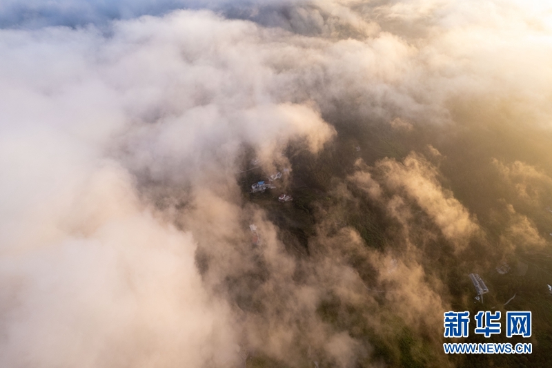 云海瞰荆山 水墨山城入画来