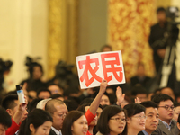 记者举“农民”字牌争提问机会