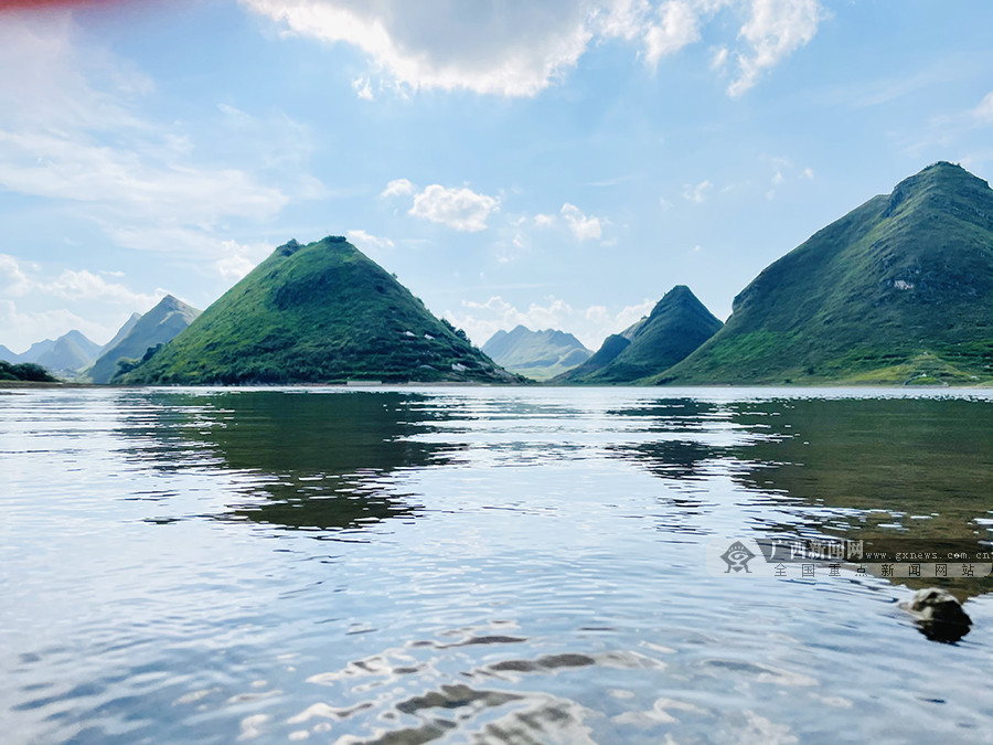 广西天等县若兰水库群山揽水 秋景如画