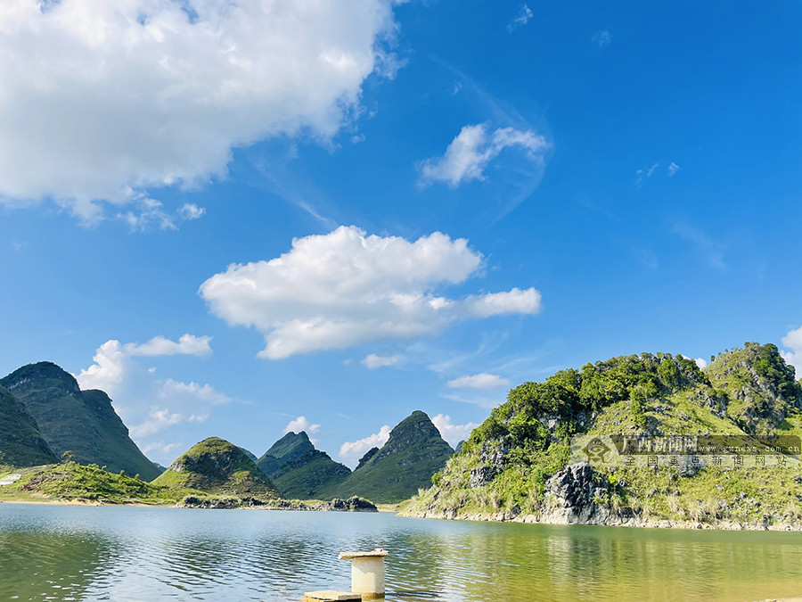 广西天等县若兰水库群山揽水 秋景如画