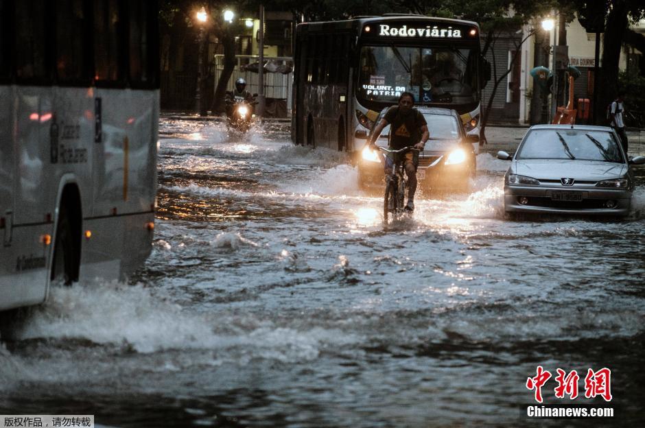 巴西里约暴雨致洪涝 街道变河道