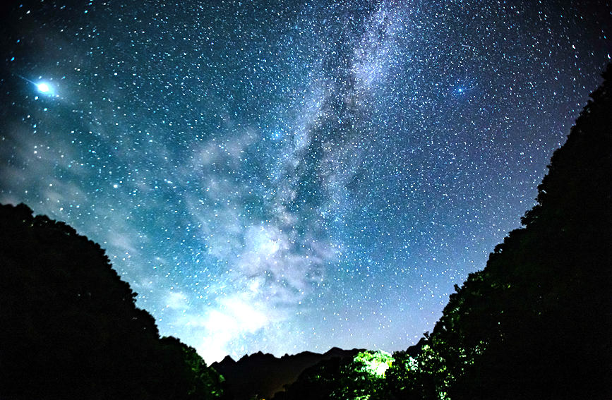 如梦似幻！洛阳白云山星空绝美 银河横跨天际