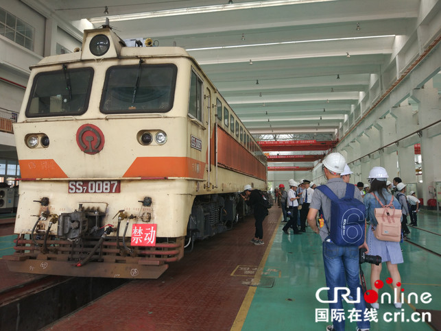 【已过审】【广西要闻、八桂大地、八桂大地-南宁】南宁铁路局举行开放日活动 普通市民体验驾驶动车（图文）