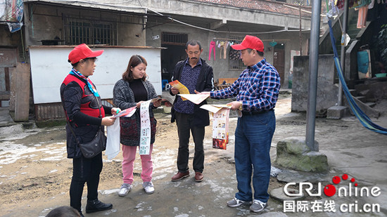 已过审【法制安全】重庆双桥消防代言人进社区 为居民普及消防知识