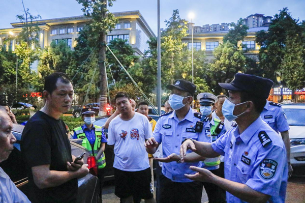 【原创】重庆市永川区：整治消防车道 打通“生命通道_fororder_图片1