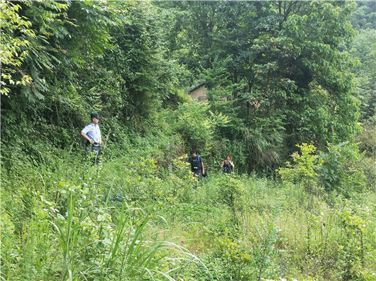 【湖北】【CRI原创】江苏情侣千里探险迷失大山 湖北利川民警4小时紧急驰援