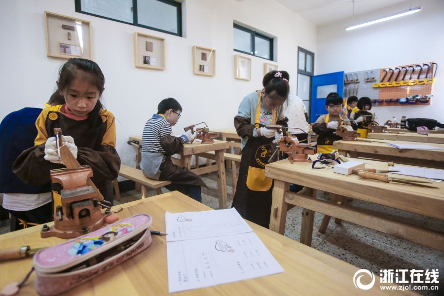 杭州一小学开木工课 感受传统手工艺魅力