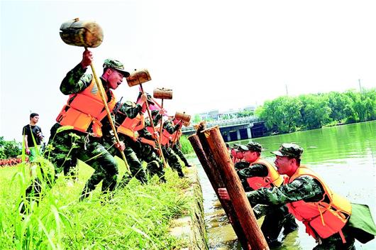 武警官兵举行抗洪抢险演练