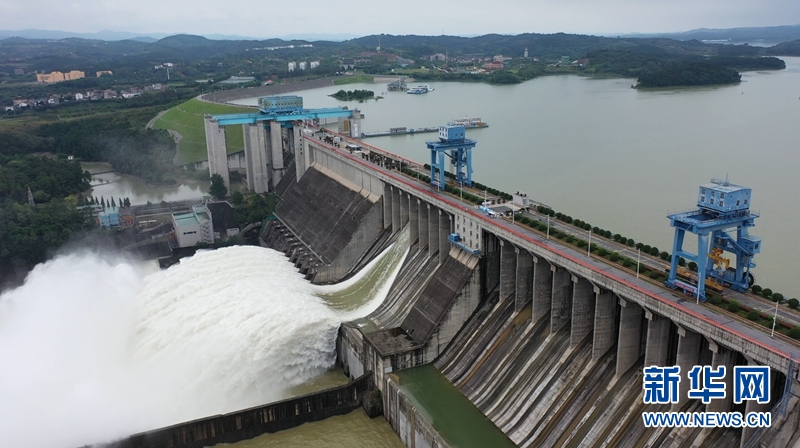 汉江秋季洪峰来势汹汹 航拍丹江口水库大坝泄洪