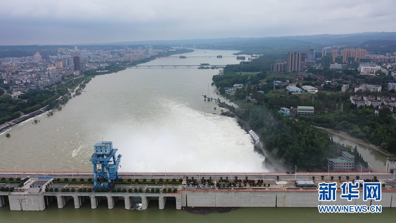 汉江秋季洪峰来势汹汹 航拍丹江口水库大坝泄洪