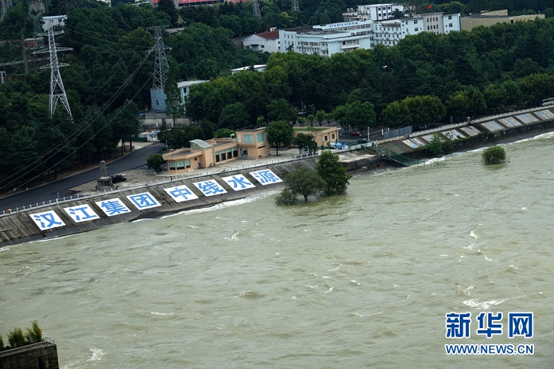 汉江秋季洪峰来势汹汹 航拍丹江口水库大坝泄洪