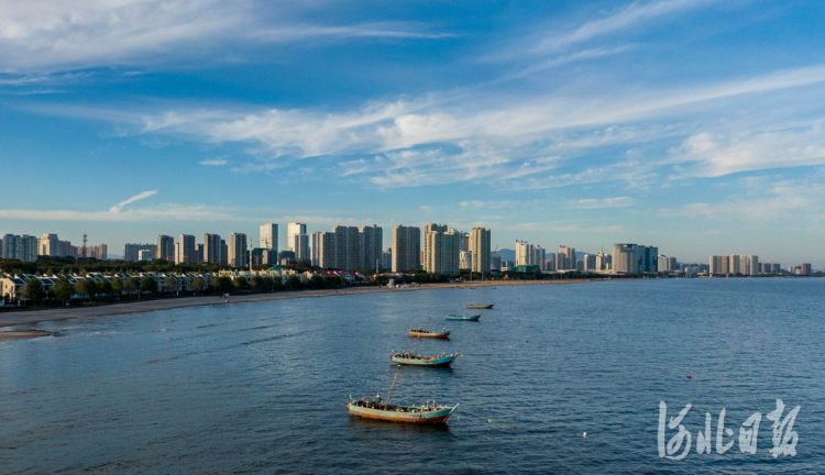 河北秦皇岛：海岸晚霞醉游人