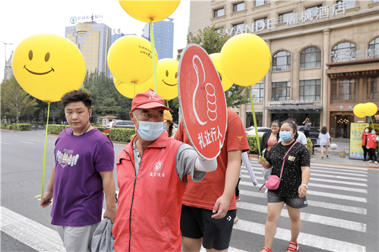 红马甲黄气球现身街头 沈阳开展礼让斑马线文明示范活动_fororder_图片2