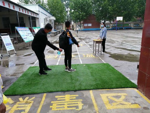 OK【河南供稿】平顶山市鲁山县磙子营乡：“四有四到位”筑牢校园复学“防疫线”