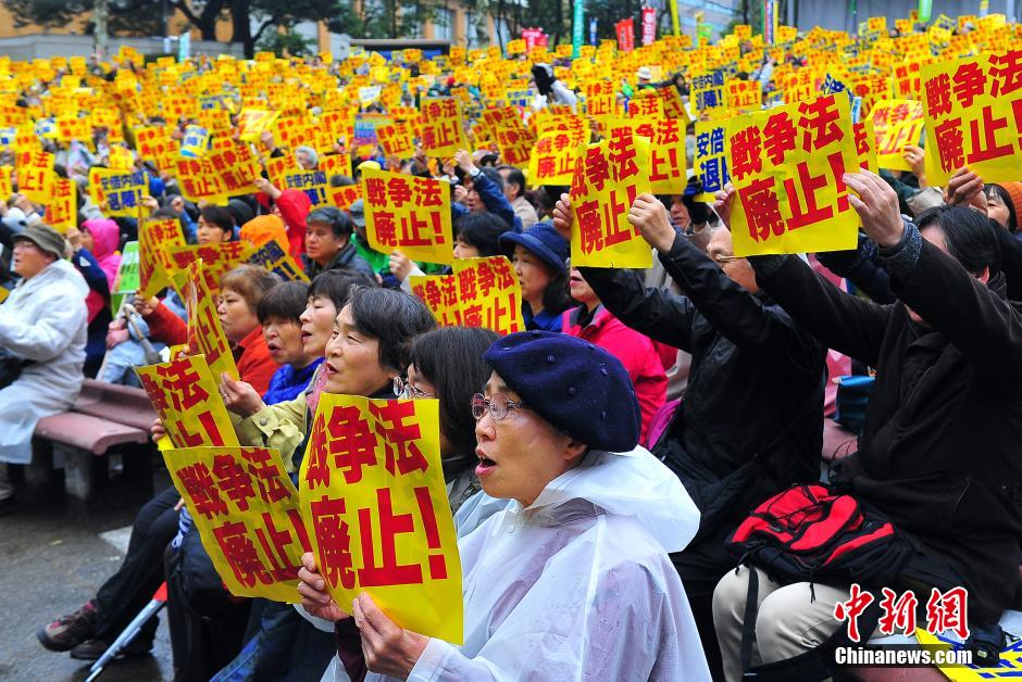 东京数千民众冒雨集会游行 呼吁废除安保法