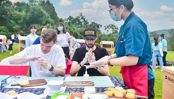 【原创】重庆巴南邀外国友人共度中秋佳节_fororder_图片1