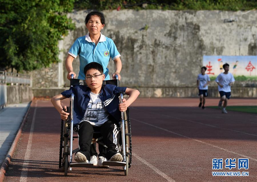 辛酸与执着的母爱：五旬母亲背子进课堂