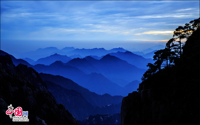 深秋黄山：一幅浓墨重彩的欧式油画