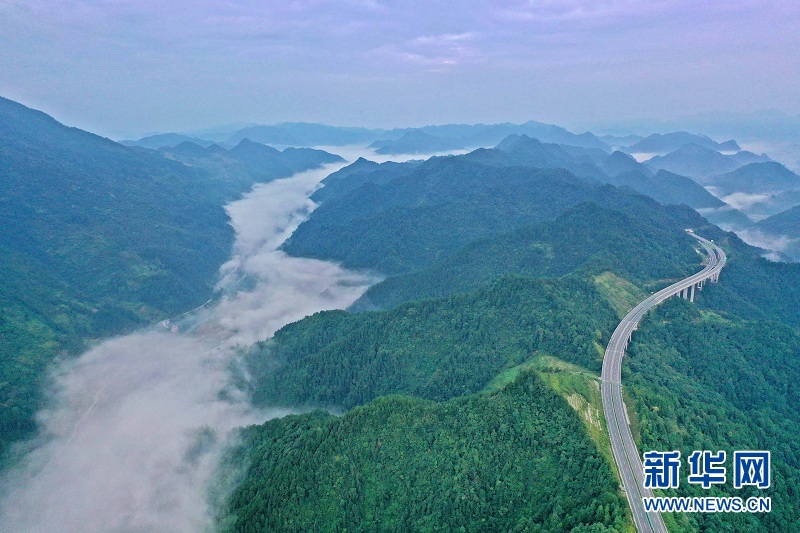 湖北鹤峰：云端高速穿越壮美山川