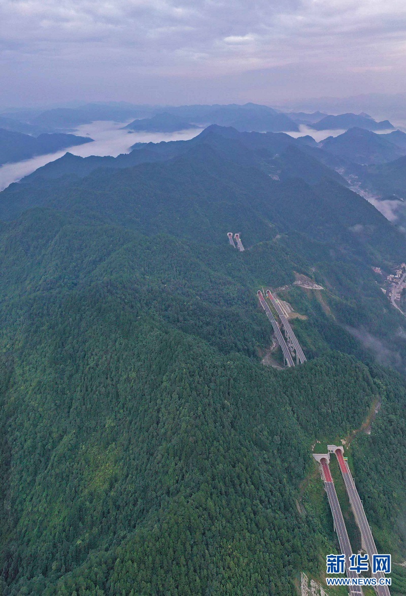 湖北鹤峰：云端高速穿越壮美山川