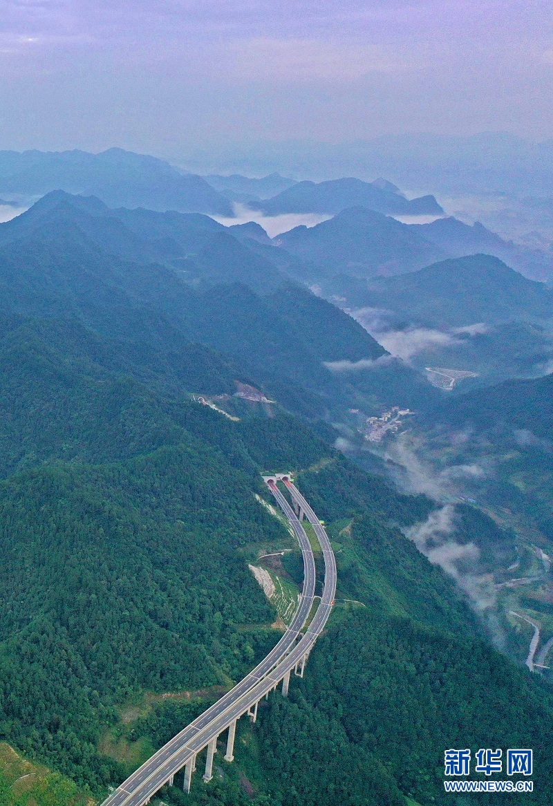 湖北鹤峰：云端高速穿越壮美山川