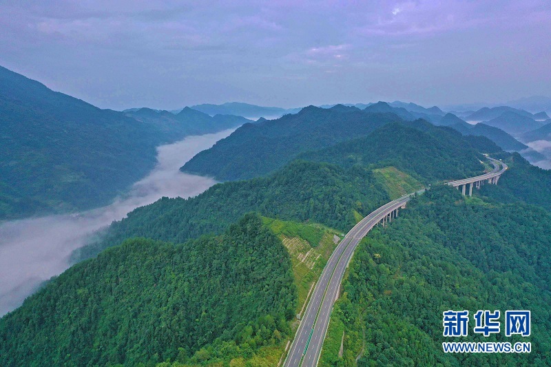 湖北鹤峰：云端高速穿越壮美山川