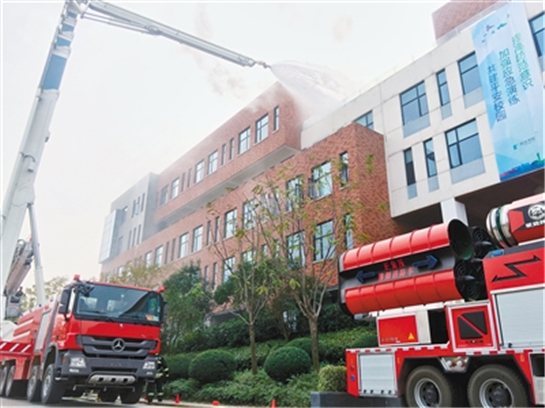 演练拉开我市119消防宣传月帷幕  消防车瞬间扑灭教学楼“大火”_fororder_res03_attpic_brief_副本