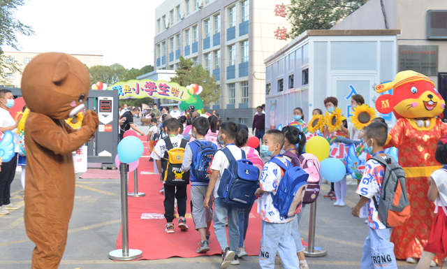 新疆昌吉市第七小学举行新学期开学仪式_fororder_1